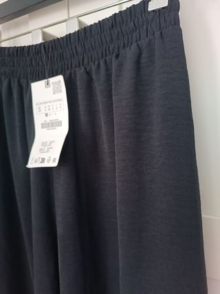 Pantalón Zara negro fluido unisex.
