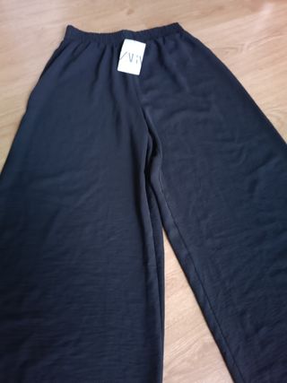 Pantalón Zara negro fluido unisex.
