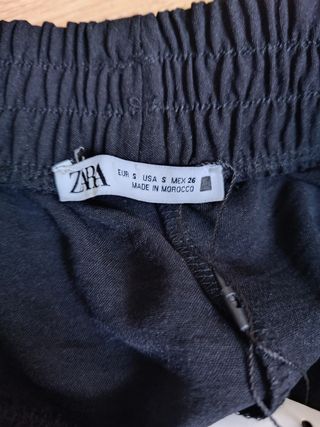 Pantalón Zara negro fluido unisex.