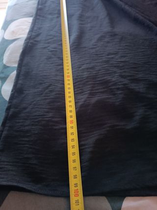 Pantalón Zara negro fluido unisex.
