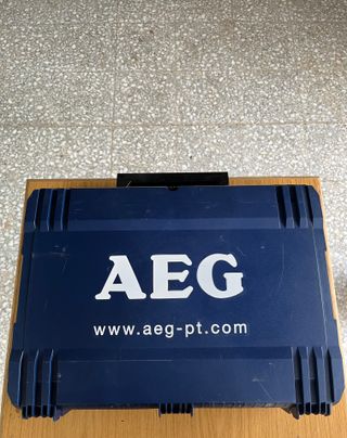 Taladro atornillador AEG compacto