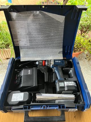 Taladro atornillador AEG compacto