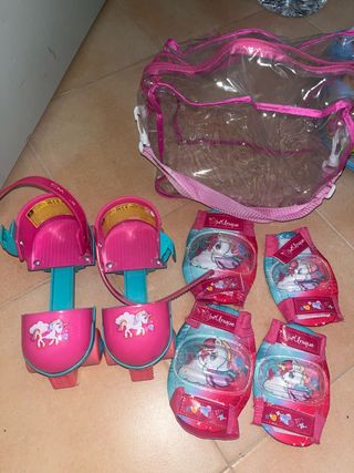 Conjunto patines 4 ruedas y protecciones unicornio