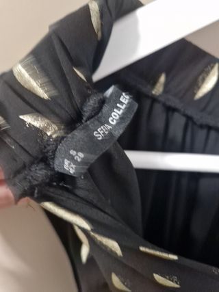 Vestido midi negro con estampado dorado