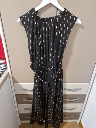 Vestido midi negro con estampado dorado
