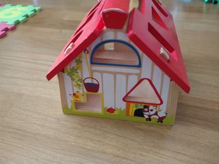 Casita de bloques de madera + alfombra de reg