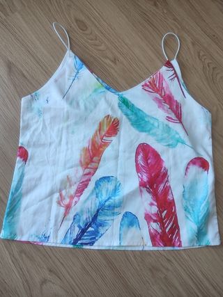 Top de tirantes con estampado de plumas