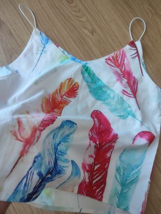 Top de tirantes con estampado de plumas