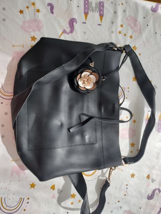 Bolso negro con detalle de flor