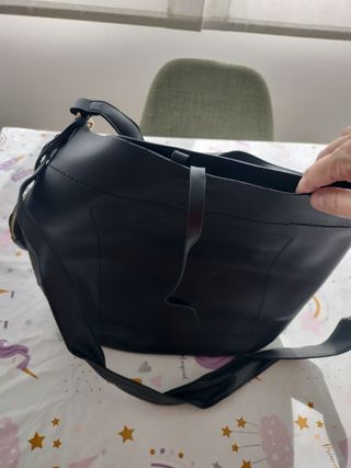 Bolso negro con detalle de flor