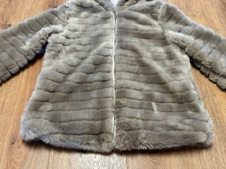 Abrigo de pelo gris con capucha