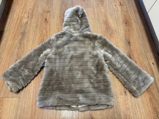 Abrigo de pelo gris con capucha
