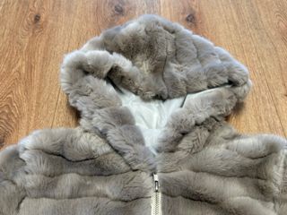 Abrigo de pelo gris con capucha