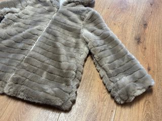 Abrigo de pelo gris con capucha