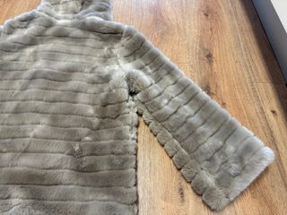 Abrigo de pelo gris con capucha