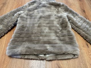 Abrigo de pelo gris con capucha