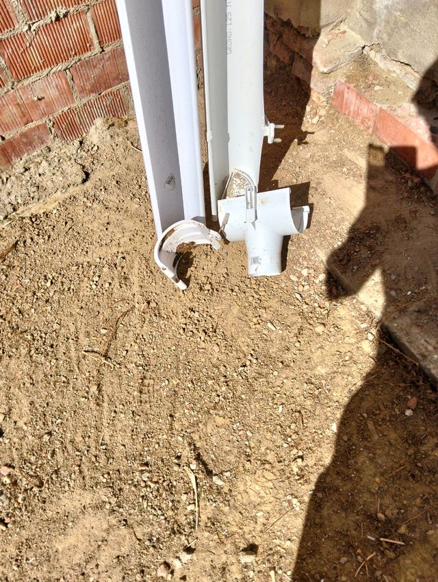 Canaletas de PVC,una tiene 3,73 MTRS y la otra 3 m