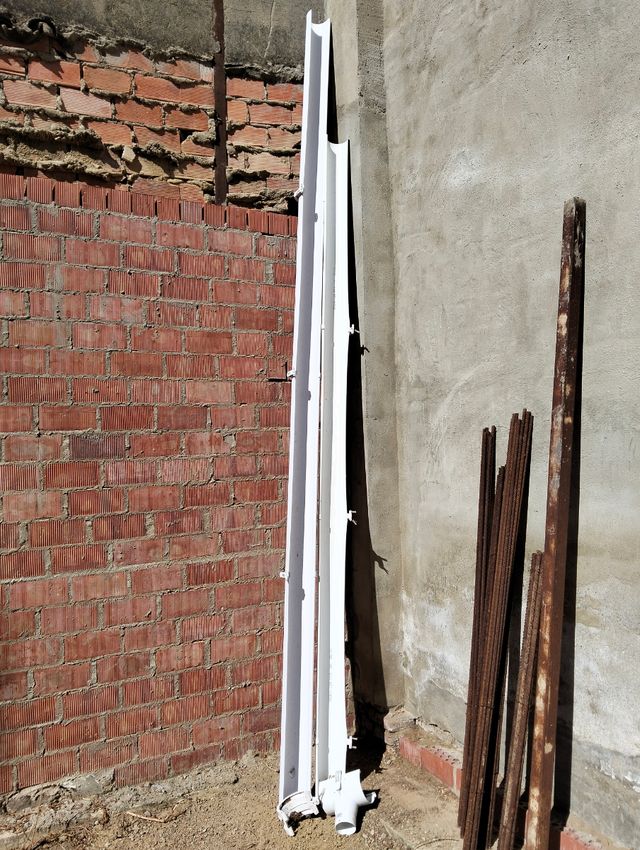 Canaletas de PVC,una tiene 3,73 MTRS y la otra 3 m