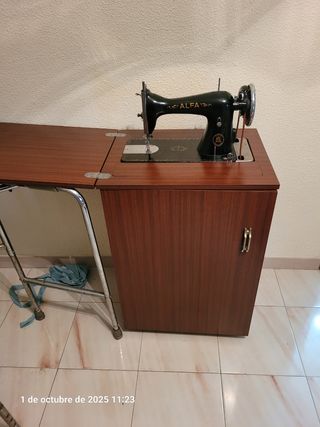 Máquina de coser antigua Alfa