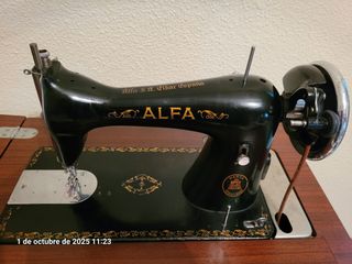 Máquina de coser antigua Alfa