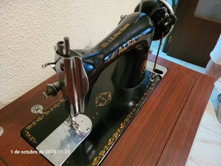 Máquina de coser antigua Alfa