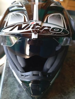Varios cascos de niño y adulto moto