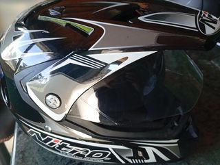 Varios cascos de niño y adulto moto