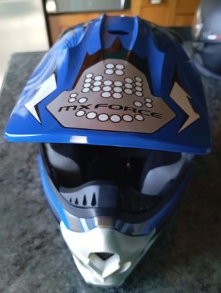 Varios cascos de niño y adulto moto