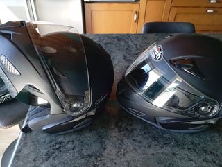 Varios cascos de niño y adulto moto