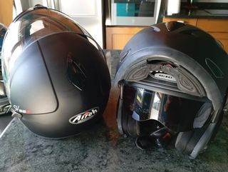 Varios cascos de niño y adulto moto