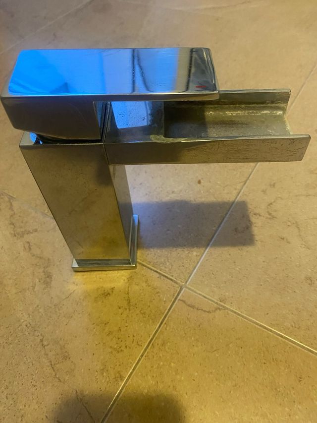 Grifo de lavabo moderno plateado