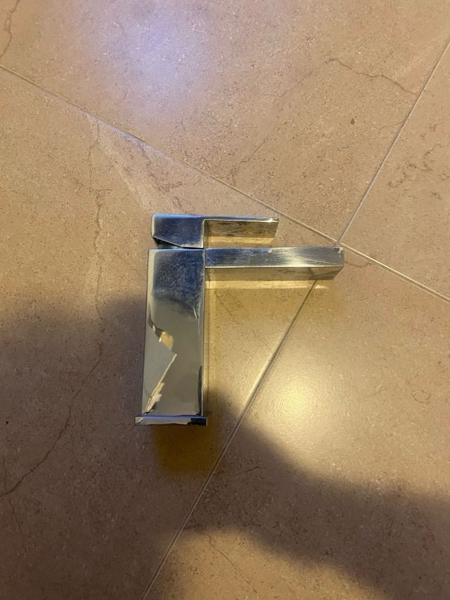 Grifo de lavabo moderno plateado