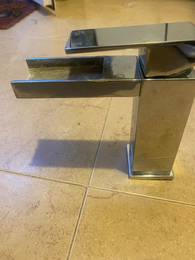 Grifo de lavabo moderno plateado