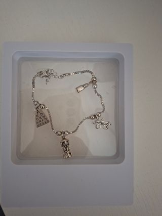 Pulsera plata con dijes de profesional de Óptica.