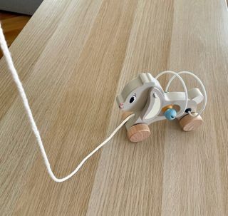 Perrito de arrastre de madera con cuentas