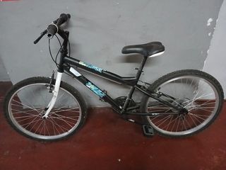 Bicicleta negra, no tiene patilla