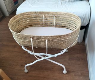 Cuna moisés de mimbre con soporte