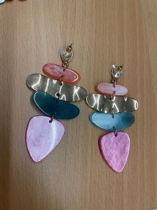 Pendientes largos multicolor con detalles dorados