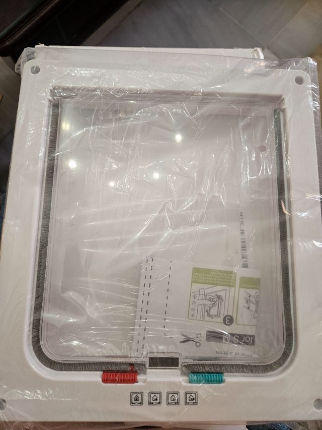 Porta per gatti trasparente e bianca. AFFARE.