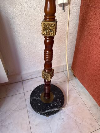 Lámpara de pie antigua de madera y mármol