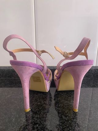 Sandalias de tacón moradas y doradas