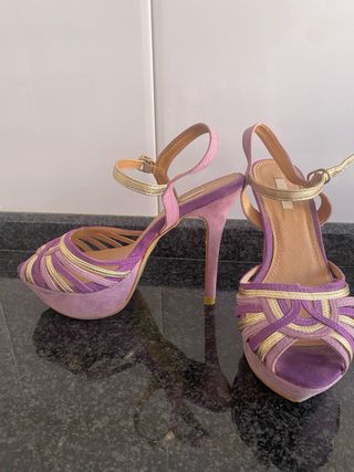 Sandalias de tacón moradas y doradas