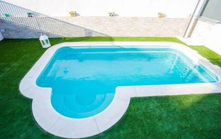 Piscina de poliéster escalera semicírculo 