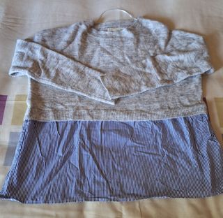 Jersey gris con falda de rayas