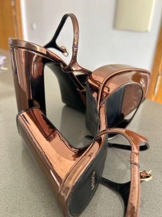Sandalias Mango tacón marrón/dorado