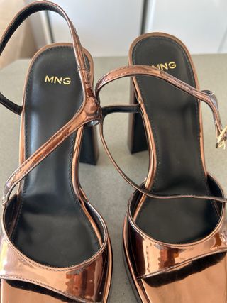 Sandalias Mango tacón marrón/dorado
