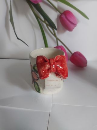 Tazza in ceramica con fiocco rosso