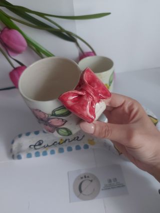 Tazza in ceramica con fiocco rosso
