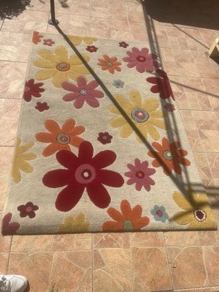 Alfombra infantil de flores multicolor.
