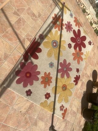 Alfombra infantil de flores multicolor.
